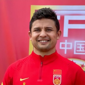 开云体育-艾克森做出重要决定！晒出了自己曾效力球队的球衣，引发热议