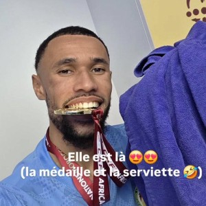 开云下载-塞内加尔总理接见球队时打趣替补门将：你毛巾呢？