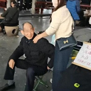 开云官网-长沙公园惊现 “老年服务圈”！低价刚需服务，姑娘边服务边唠嗑