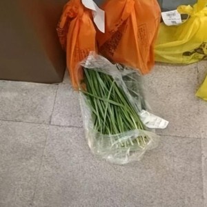 开云官网-飘得这么快？铜梁龙主场海报喧宾夺主+票价虚高，球迷送韭菜抗议